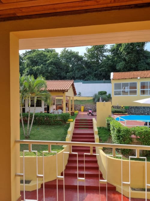Casa Amarela na Equador Houses em São Tomé, com vista de jardim, piscina e paisagismo exuberante