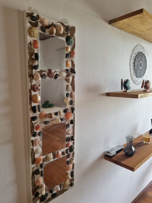 Espelho decorado com conchas e prateleiras de madeira na pousada Casa Amarela, Equador Houses, São Tomé