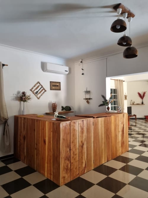 Cozinha moderna com marcenaria em madeira e luminárias tipo domo preto na pousada Equador Houses, São Tomé