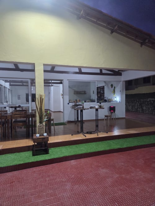 Casa Amarela na Equador Houses, São Tomé, com sala de estar integrada, mobiliário moderno e vistas para o jardim
