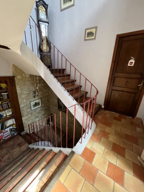 Escalier en colimaçon aux rampes rouges de La Bastide des Princes, Caderousse, France