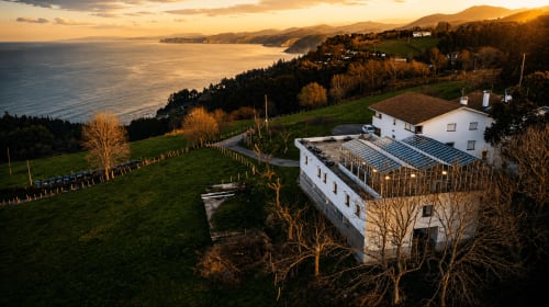 Hotel de agroturismo Matzuri Nekazalturismoa con paneles solares con vistas a la costa de Mutriku al atardecer, País Vasco