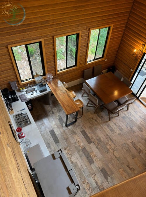 Vista aérea del apartamento La CAÑADA en Tierra Cielo & SoLuna, Potrero de Serna, con interior de madera y comedor