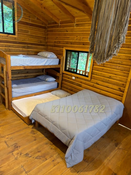 Dormitorio rústico de cabaña en Tierra Cielo & SoLuna con literas y cama queen, vistas a la montaña en Potrero de Serna