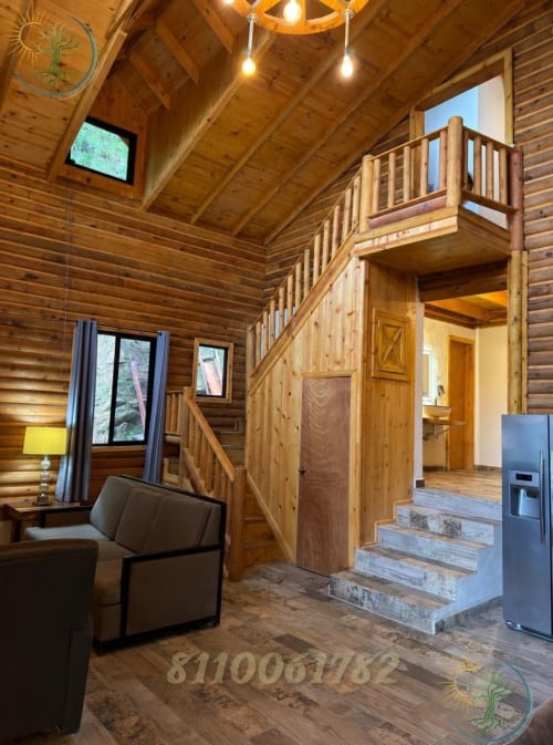 Interior de cabaña de madera en Tierra Cielo & SoLuna en Potrero de Serna con loft, cocina y vistas a la montaña
