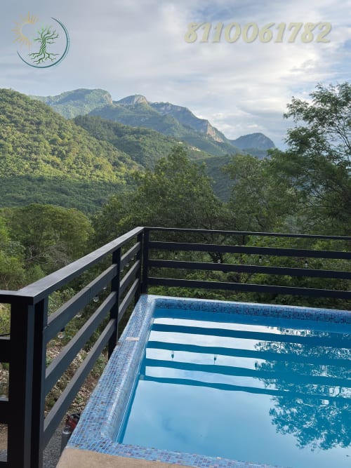 Piscina infinita con vistas a exuberantes montañas en el hotel Tierra Cielo & SoLuna, Potrero de Serna, México