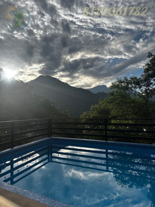 Vista de la montaña desde la piscina azul del hotel Tierra Cielo & SoLuna en Potrero de Serna, México