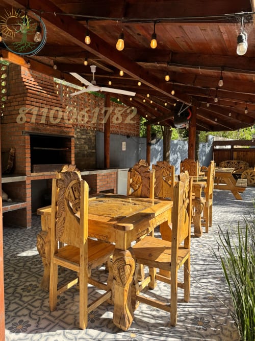 Comedor rústico con sillas talladas en el hotel Tierra Cielo & SoLuna de Potrero de Serna, México, con acabados de ladrillo