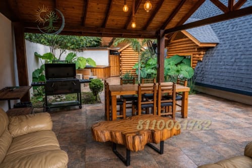 Patio al aire libre de Tierra Cielo & SoLuna con muebles de madera, asador y vistas a las montañas en Potrero de Serna, México