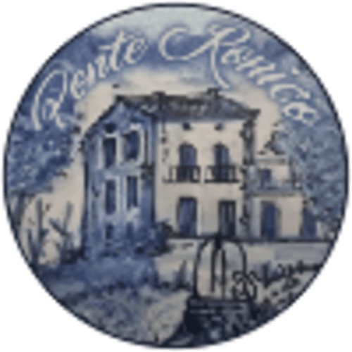 Piatto decorativo bianco e blu con raffigurazione della struttura ricettiva Ponteronico Resort di Sessa Aurunca, Italia