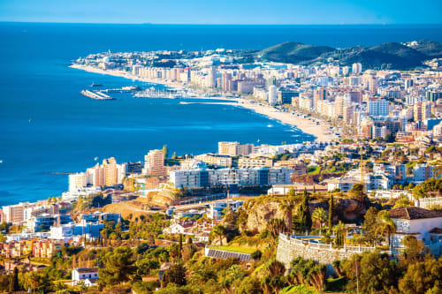 Vista aérea de la costa de Fuengirola con playas, Mar Mediterráneo y hoteles frente al mar en la Costa del Sol española