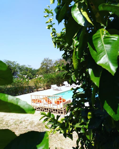 Area piscina del Ponteronico Resort con lettini e giardini, Sessa Aurunca