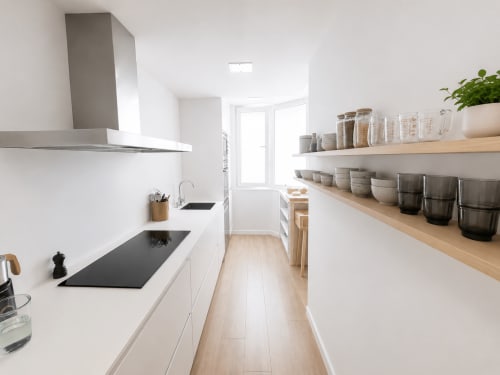 Cocina moderna blanca con estantes de madera, electrodomésticos de acero inoxidable y almacenamiento en el apartamento Holibai, Baiona