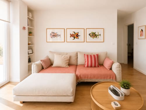 Acogedora sala de estar en apartamento de Baiona con sofá en L color crema, cojines decorativos coloridos, mesita de café de madera y cuadro enmarcado