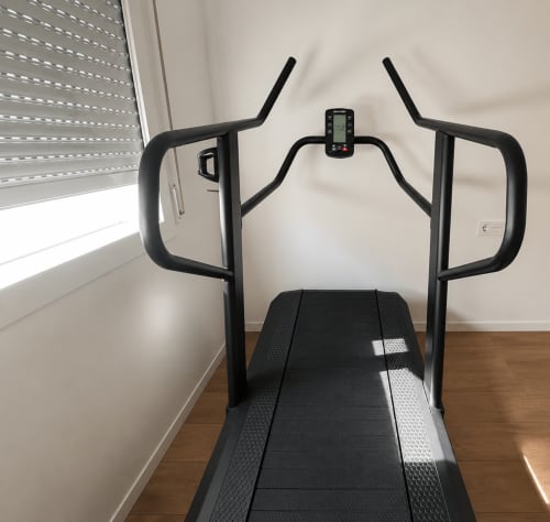 Cinta de correr negra con pantalla digital en luminosa habitación del hotel Holibai, Baiona, España