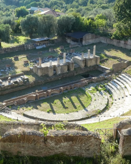 Rovine di antico anfiteatro romano a Ponteronico Resort di Sessa Aurunca, circondate da rigogliosa vegetazione e campagna