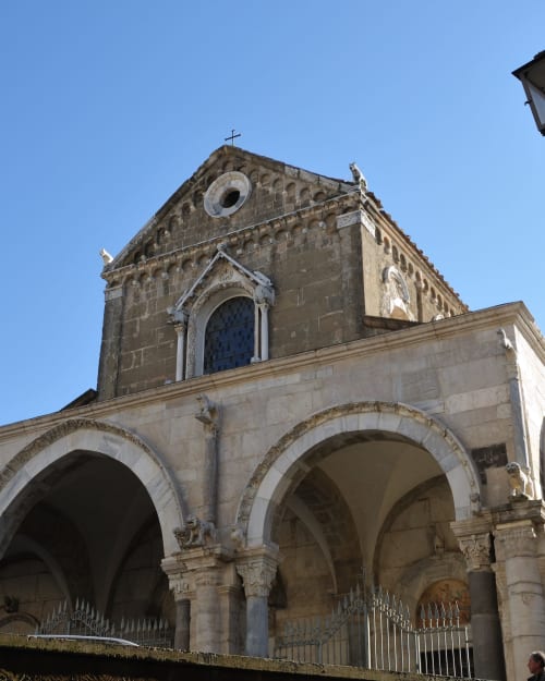 Affascinante facciata di chiesa in pietra con colonnato ad archi presso il Ponteronico Resort a Sessa Aurunca, Italia