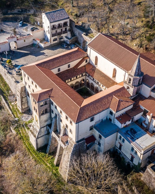 Vista aerea del Ponteronico Resort a Sessa Aurunca, Italia - antico monastero convertito in struttura ricettiva con tetti in cotto