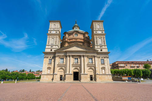 Basilica storica con torri gemelle a Ceva, Italia vicino alla casa vacanze Residenza Basiglio
