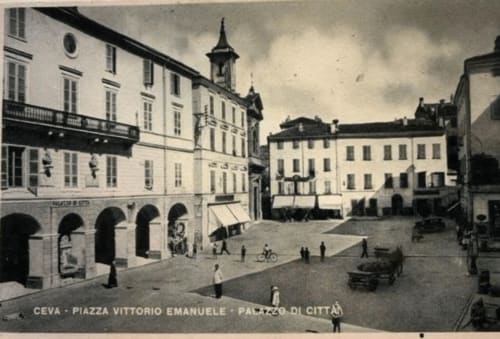 Piazza Vittorio Emanuele a Ceva - storica piazza con edifici porticati e torre della chiesa