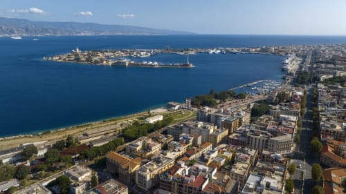 Vista aerea della costa di Giardini Naxos con porto, spiaggia e Mare Mediterraneo vicino a Villa Laura B&B Sicilia
