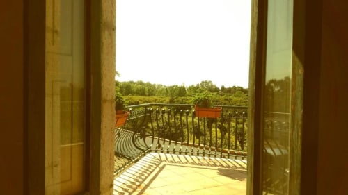 Vista dal balcone di Villa Laura B&B sui lussureggianti giardini di Giardini Naxos, Sicilia