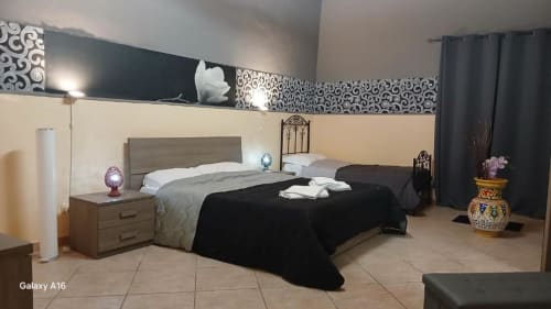 Camera tripla di Villa Laura B&B Giardini Naxos con letti gemelli, vista giardino e arredamento moderno