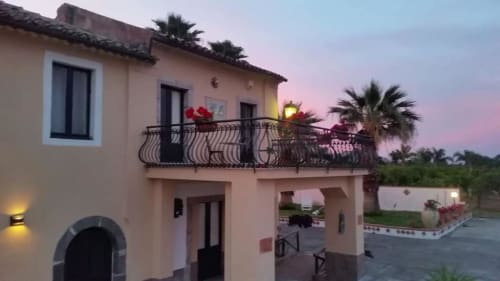 Terrazza Villa Laura B&B al tramonto a Giardini Naxos con palme e vista dal balcone