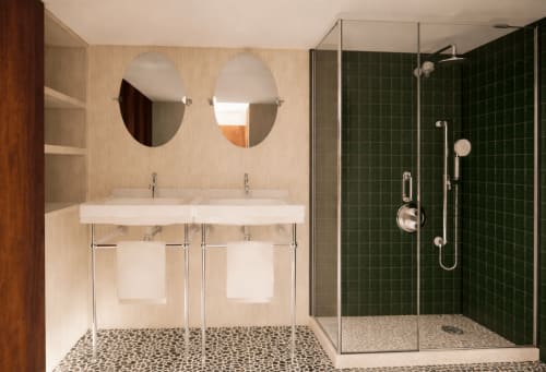 Salle de bains contemporaine à DeauvHills Deauville avec double vasque, douche aux carreaux verts et sol en galets