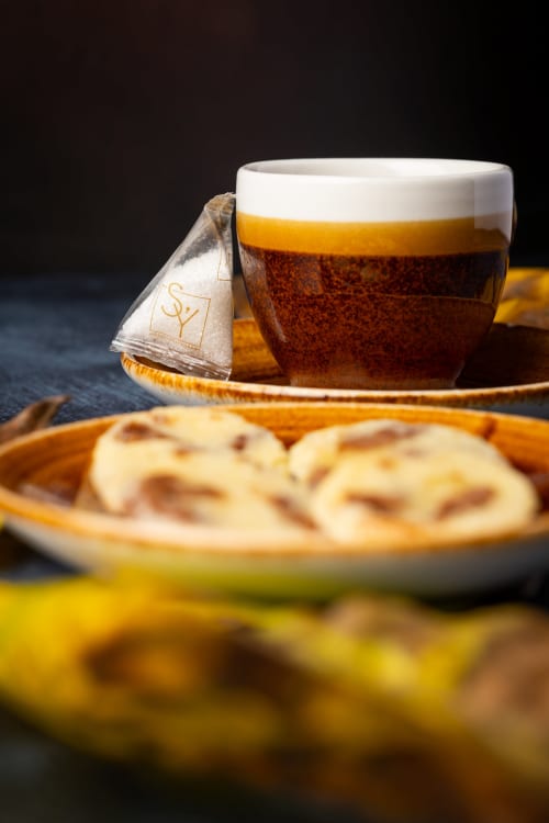 Tea service at Hôtel Restaurant Le S'Y in Seingbouse with cookies and fresh brew