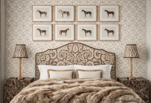 Chambre luxueuse de la villa DeauvHills à Deauville avec tête de lit ornementée, œuvres équestres et décor élégant neutre