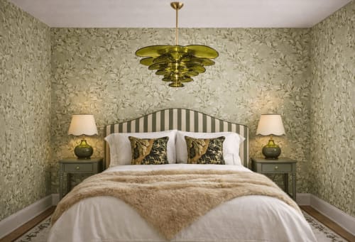 Chambre élégante de la villa DeauvHills à Deauville avec tête de lit rayée, lustre en laiton et papier peint botanique