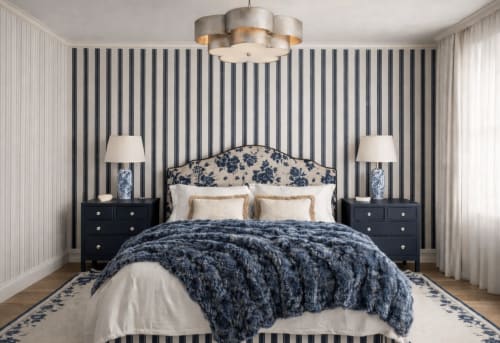 Élégante chambre à la Villa DeauvHills 2 à Deauville avec papier peint rayé, tête de lit fleurie bleue et mobilier luxueux