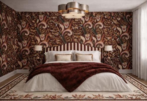 Chambre luxueuse de la Villa DeauvHills à Deauville avec papier peint damassé orné, tête de lit rayée et plaid en velours bordeaux