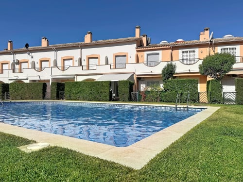 Casa de alquiler La Bella Lola en L'Estartit con piscina azul, jardín cuidado, terraza y arquitectura mediterránea