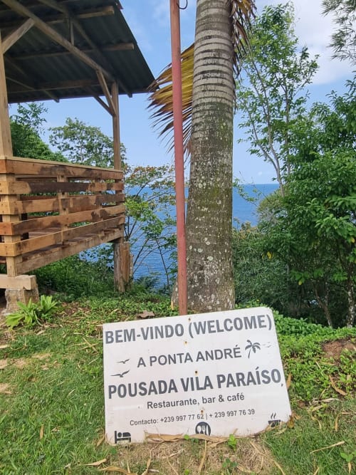 Placa de boas-vindas da Pousada Vila Paraíso com vista para o oceano, restaurante e hospedagem São Tomé