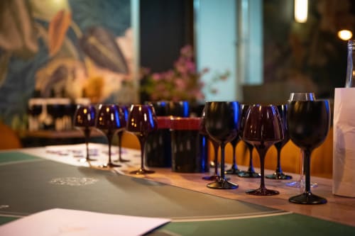 Wine glasses lined up at Hôtel Restaurant Le S'Y in Seingbouse for an elegant tasting event