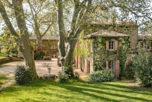 Petite maison en briques lierre au Château De Sienne B&B à Chusclan, France, avec arbres matures et jardins entretenus