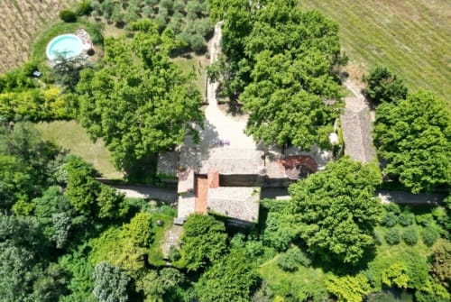 Vue aérienne du Château De Sienne à Chusclan avec vue sur la rivière, entouré de jardins verdoyants et d'arbres