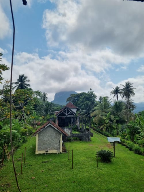 Casarões rurais com vista para as montanhas em São Tomé, Equador. Propriedade cercada por exuberante vegetação tropical
