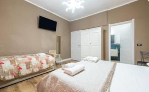 Camera Platinum dello Yaki Domo B&B a Cagliari con due letti, armadi bianchi, TV e arredi moderni