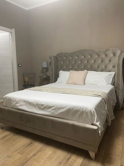 Camera Platinum dello Yaki Domo B&B di Cagliari con letto capitonné tortora, biancheria bianca e arredamento neutro