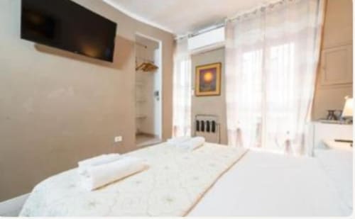 Camera Gold del Yaki Domo B&B a Cagliari con letto, TV a schermo piatto, finestre e dotazioni moderne