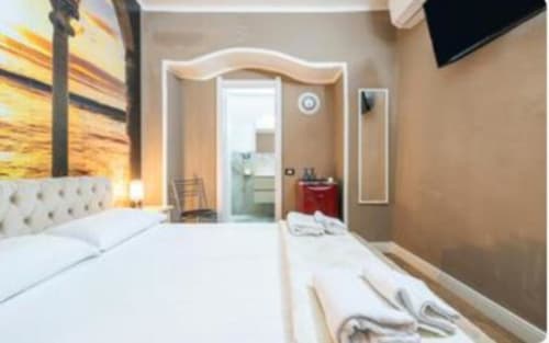 Camera Silver presso Yaki Domo B&B a Cagliari con letti gemelli, testiere bianche, illuminazione calda e vista sulla corte interna