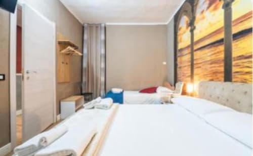 Camera Silver moderna presso Yaki Domo B&B Cagliari con letti gemelli, vista sulla corte interna e comfort contemporanei