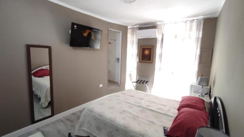 Stanza Gold presso Yaki Domo B&B a Cagliari con letto, TV, balcone e comfort moderni