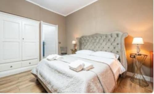 Camera Platinum dello Yaki Domo B&B di Cagliari con letto imbottito, armadio bianco, pavimento in legno e comfort moderni