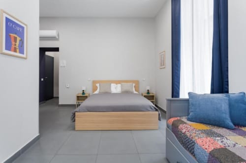 Camera Matrimoniale Deluxe presso Darna Rooms B&B a Napoli con letto in legno, dettagli blu e vista sul balcone
