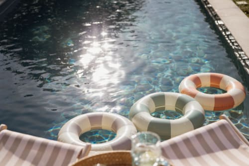 Bouées colorées flottant sur l'eau scintillante du Manoir de la Nogrie à Val d'Izé