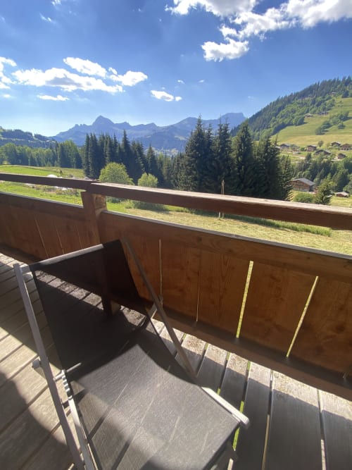 Mobilier en bois sur la terrasse avec vue sur les Alpes à La Ferme des Georgières, Notre-Dame-de-Bellecombe
